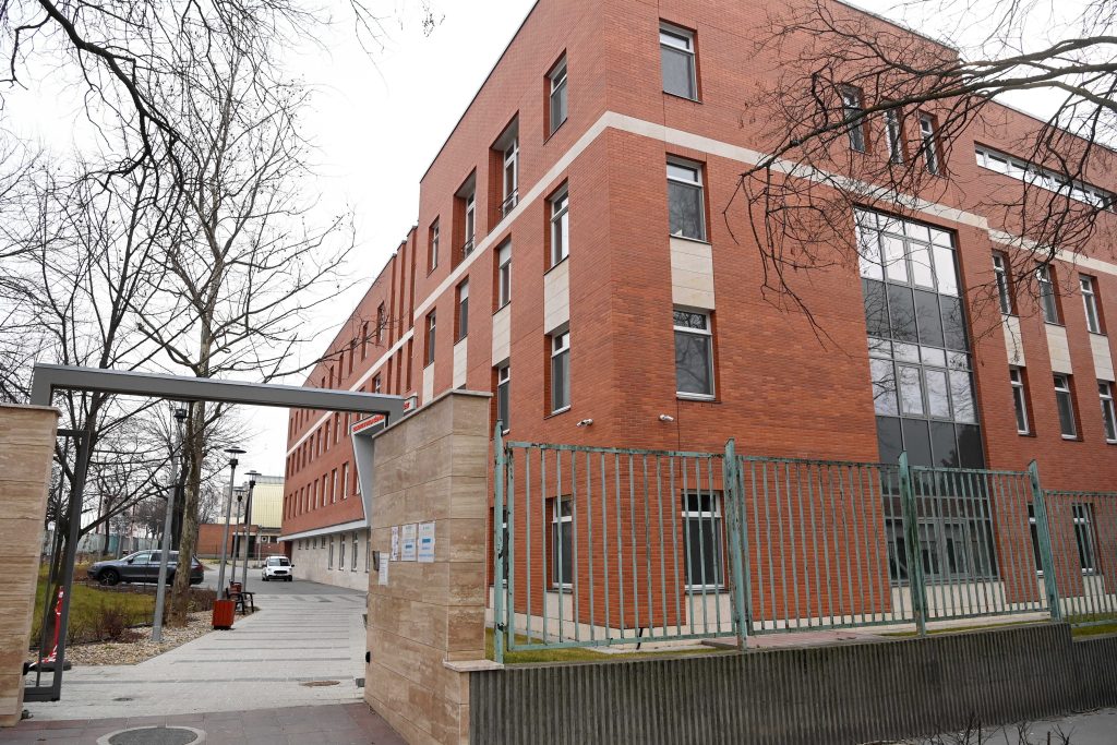 Szemműtét a Bajcsy kórházban – rendkívül hozzáértő doktornő munkáját profi, készséges stáb segíti